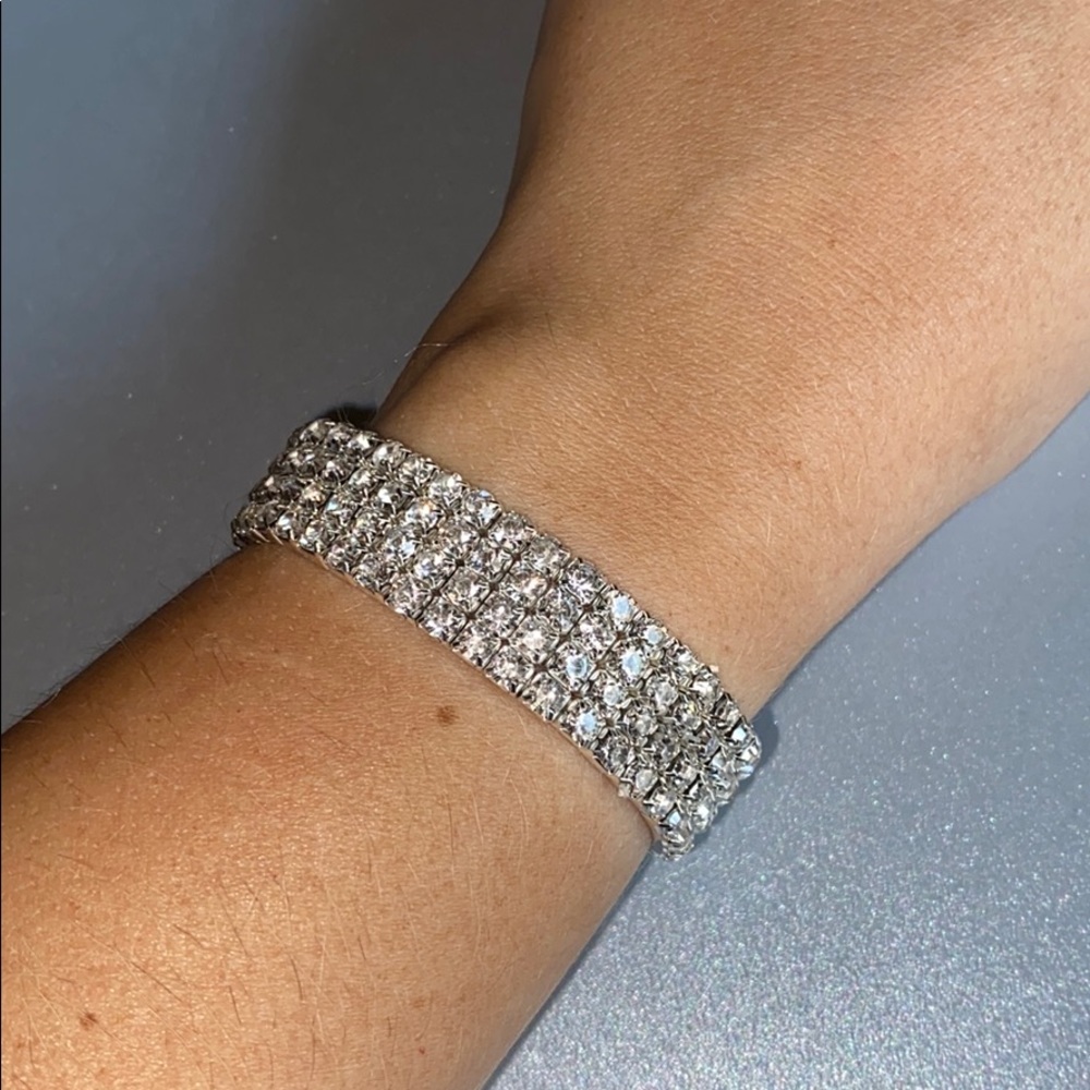 NWT Crystal Bracelet with Stretch Band OS